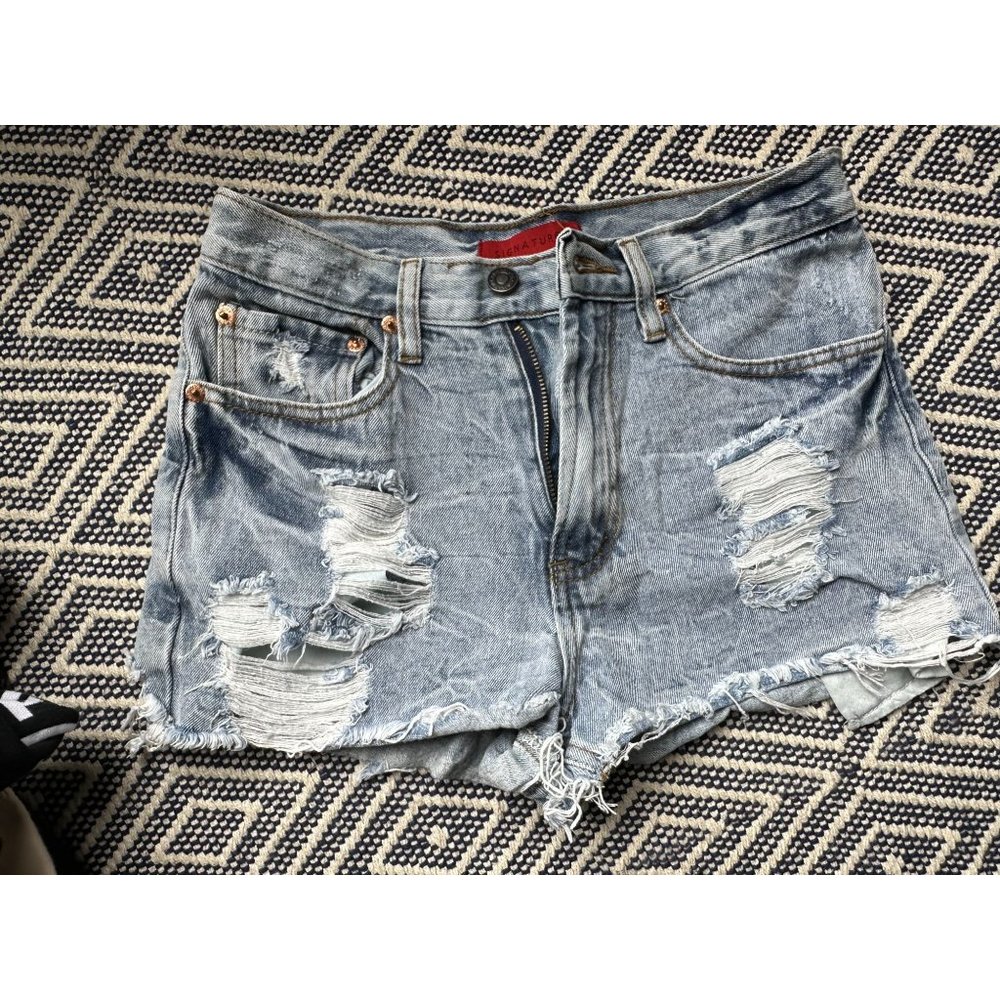 Signature Eight frayed distressed look denim short shorts Small